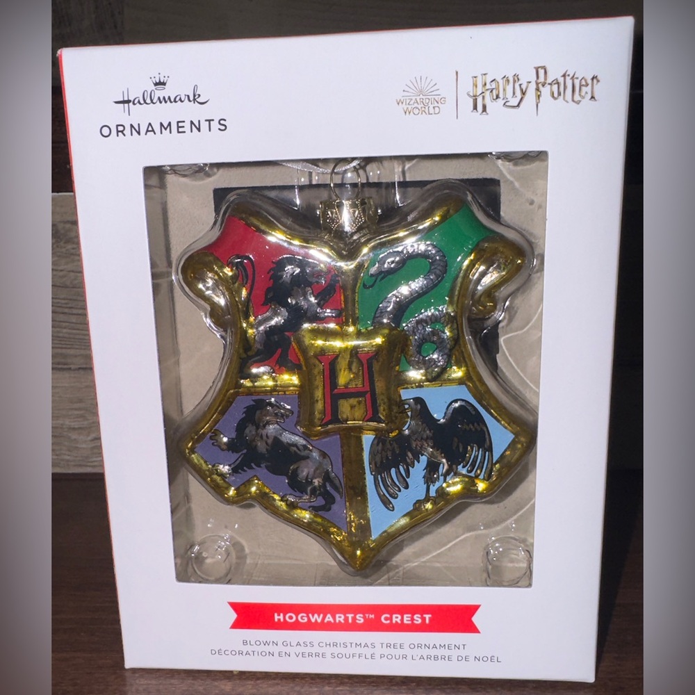 Cute 🥰 Hallmark Christmas Ornament Harry Potter Hogwarts Crest, Blown Glass